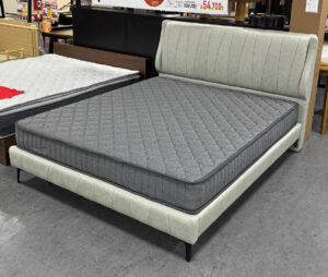 OKオリジナルの人気マットレスにクイーンサイズが遂に登場！！やや硬めで体にフィットするようになっています。圧縮ロールタイプなので即日持ち帰りできてその日から使用可能！