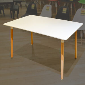 マットな質感のホワイト天板とナチュラル木脚の組み合わせがシンプルでオシャレなダイニングテーブル。角がない優しいデザインでお子様のいるご家庭でも安心。お部屋全体を広く見せる効果があるホワイトコーディネートにオススメ。