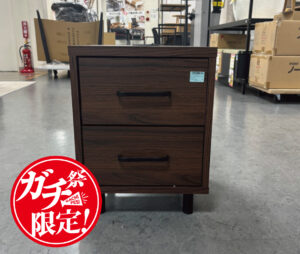 ベッドサイドにちょうどいいナイトテーブル♪部屋になじむシンプルデザイン天板と足元を照らす照明付き！