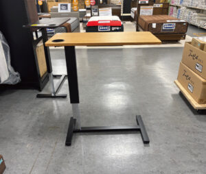 ベッド差し込んで使える昇降テーブル！ドリンクホルダー付きで便利◎立ち作業用としても使えます！高さ65～93まで調整可能！