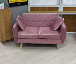 かわいい形のコンパクトソファ！省スペースなので一人暮らしの方にもピッタリ◎うれしいクッション２個付き