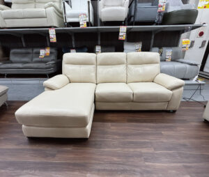 総本革仕様のカウチソファ！メーカーショールーム品１点仕入れで早いモノ勝ち！お部屋に高級感を演出します！お洒落なカラーはどんな空間にもぴったり♪