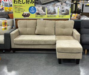 大人気のベーシックカウチソファに新色登場♪オットマンとクッションを移動することで３通りの使い方ができます。汚れにくいはっ水生地使用で飲み物をこぼしても安心！
