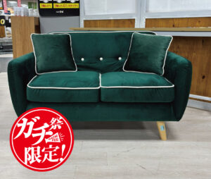 かわいい形のコンパクトソファ！省スペースなので一人暮らしの方にもピッタリ◎うれしいクッション２個付き