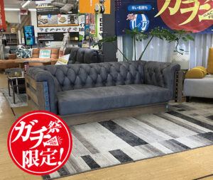 クラシックなボタンタフトが映える！アンティーク風 #チェスターソファ。マットな高級感のあるスエードをあしらった張地は肌触りがよく◎丸みを帯びたフォルムは、存在感を引き立たせながらも落ち着きのある大人なお部屋作りにオススメ。