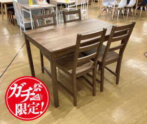 温かみ感じる天然木を使用した食卓５点セット！パイン材は、軽い木材のため移動も楽にできる◎軽自動車でも持ち帰ることができるコンパクト梱包で買ったその日から使える！