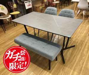 高級素材セラミックダイニング4点セット！立ち座りが楽にできる2本脚テーブルはセラミックで熱や傷に強い！撥水機能付きチェアとベンチで飲み物をこぼしても安心♪