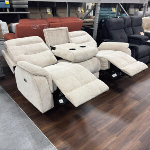 真ん中の背もたれをたおすとテーブルが登場する電動ソファ！ドリンクホルダーもあって便利♪左右にUSBコンセント付きでスマホの充電もできちゃう♪