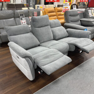 ツートンカラーがお洒落な電動ソファ！肌触りの良い生地◎脚を伸ばしてリラックスするのにちょうどいい♪左右にUSBコンセント付きでスマホの充電も出来ちゃう♪