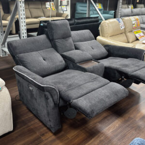 お洒落なグレーの電動ソファ！左右にUSBコンセント付きでスマホ充電可能◎中央にテーブルと収納スぺースがあるのでちょっとした小物が置けて便利♪