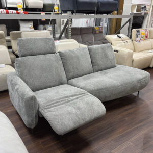 広々寛げる電動ソファ！右側は電動タイプ、左側は広々座面！ヘッドは移動可能！ボタンにUSBコンセントも付いていてスマホも充電できちゃう！