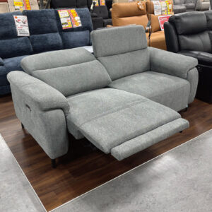 ワイドな二人掛け電動ソファ！どかっと座れる広々座面！ヘッドもリクライニングできる優れもの！USBコンセント付きでスマホの充電も◎