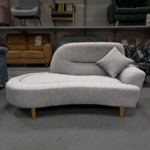 コンパクトで使いやすい片肘タイプのソファ！曲線のあるフォルムがお部屋にやわらかな印象をプラスします☆自由度の高い座り方ができてくつろぎやすさも◎