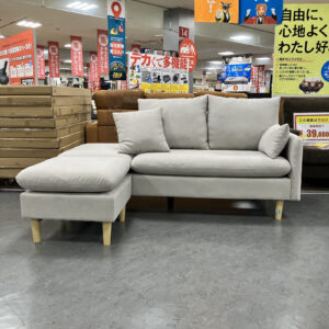 コンパクトで使いやすい片肘タイプのカウチソファ！足を伸ばしてゆったりくつろいだり、ゴロンと寝転がれるのも魅力です♪脚高15cmでお掃除もラクにできて使いやすさも◎