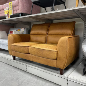 コンパクトでもしっかりしたソファをお探しの方におすすめ！重厚感のある落ち着いたデザインで、お部屋を大人っぽい雰囲気に。キズや摩擦に強い素材を使用しているので長く安心して使えます◎