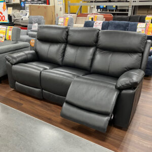 通気性・吸湿性のある本革仕様で座り心地◎人気の電動３人掛けソファー！