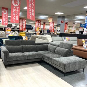 はっ水加工のエアレザー仕様で摩擦に強くお子様やペットがいても安心◎頭部角度調整が可能なのでお好きなスタイルで寛げる！スツール付きで自由に変形！