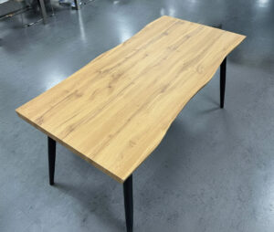 4人でもゆったり座れるダイニングテーブル！工場直送なのでこの価格◎