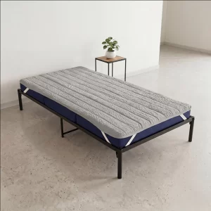 その日の気分で変えれる！リバーシブル冷感敷パット（シングル）！「肌に張り付く感じが苦手、、」そんな声から生まれた離れのいい、くしゅくしゅ感のある敷パット。ひんやり感素材とタオル生地の両面使えるリバーシブルタイプ◎ご自宅で丸洗い可能となっている為清潔にご利用できます