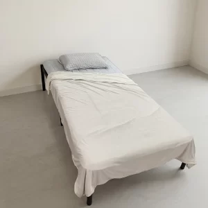 ずっと触ってたくなる肌触りのいいなめらか冷感ブランケット！肌さわりのいいなめらか冷感ブランケット！ご自宅での洗濯も可能となっております。毎晩使うものだから、素肌が喜ぶ触り心地は妥協したくない！そのような声から生まれたつるんと艶感のあるブランケット