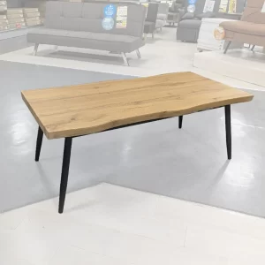 美しい木目のデザインが高級感を演出する天然木調センターテーブル。ソファで使用しやすい「高さ45cm」設計◎黒のアイアン調脚が空間を引き締め、お部屋をモダンに！