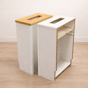 買ってきた予備のティッシュをそのまま収納でき、補充の手間をぐっと軽減。 床置きできるハイタイプなので、机の上をすっきり保てます。  コンパクトながら、使う分とストックをまとめて管理できる便利設計。 本体にはわずか1mmの傾斜をつけ、壁側へ重心が寄ることで転倒しにくい安心仕様に仕上げました。  サイズバランスは黄金比を採用し、置くだけで空間になじむシンプルで美しいデザイン。ベッドサイドやソファ横、デスク横はもちろん、キッチンの足元などにもおすすめです。