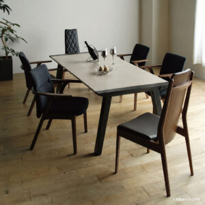 国産家具メーカー「モリタ」の上質テーブルが、まさかの驚愕価格！  通常￥208,000クラスのクオリティが、 今回はなんと￥50,000でご提供。  倉庫に眠っていた在庫品を、オーケーバイヤーが直接発掘！ 中間コストを徹底カットし、この価格を実現しました。 耐久性、耐熱性を兼ね備えたメラミン仕様。 上品な質感と落ち着いた色合いで、 空間をワンランク引き上げる存在感。 しっかりとした脚構造で、見た目だけでなく安定感も抜群です。  「このスペックでこの価格」は、正直ありえません。 在庫限りのため、売り切れ次第終了。  見つけた今がチャンスです。