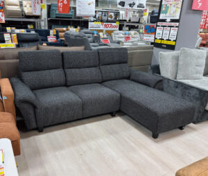 サラッとした生地が気持いい右カウチソファ！ハイバックなので首までしっかり支えます！クッション性のある座り心地◎