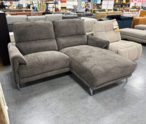 向かって右側がカウチ、左側が電動になっていてどちらに座ってもゆったり寛げる♪電動カウチソファ！ボタン付近にＵＳＢコンセント付きでスマホ充電も可能◎