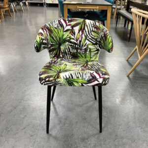 目を引くボタニカル柄のデザインチェア!背中を包むホールド感ある背もたれで掛け心地◎一度限りの仕入れ、レアアイテムです。