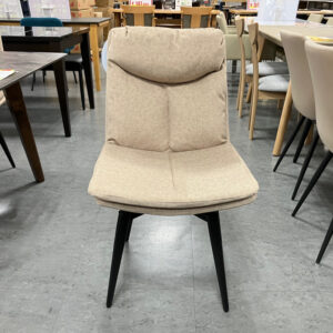 弾力のあるクッションで、とにかく掛け心地が良い！	水をはじく撥水張地なので、もしもの時も安心◎立ち座りのしやすい回転チェアです。