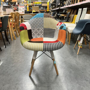 パッチワーク柄が印象的！ミッドセンチュリーなデザインを、現代ファブリックで表現した技ありチェア。お部屋にもお店にもオススメ！