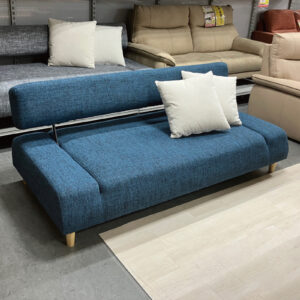 鮮やかなブルーが映えるソファベッド！背部分を前に倒すだけの楽々操作でベットに早変わり！フラットな形状で壁にぴったり付けることができます！うれしいクッション2個付き