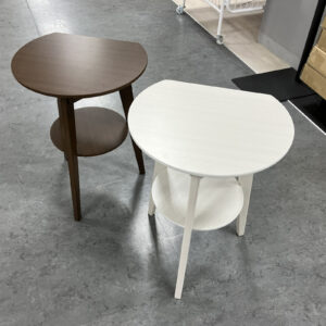 壁付けができるコンパクトテーブル！ソファやベッドの横にぴったり！移動も楽◎棚板付きでちょっとした小物を収納できます！