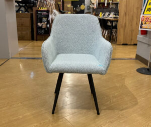 角の無いラウンド系の優しいデザインのダイニングチェア！上品な表情のファブリックを使用。回転式で立ち座りもしやすい