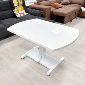 白でスッキリ、使い勝手はしっかり。中部店の間違いない一台！鏡面仕上げでお手入れがラクラク♪ソファでくつろぐも、しっかり食事も。高さ調整でちょうどいい毎日♪