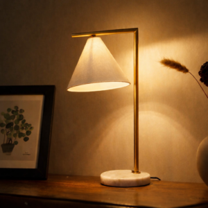 細身で直線的なゴールドフレームは、シンプルながらも高級感があり、置くだけで洗練された印象を演出します。ベース部分には重厚感のある大理石風を採用しており、安定感とともに高級ホテルのような上質な雰囲気をプラス。