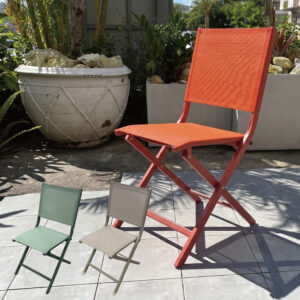 折りたたみでコンパクト収納できるガーデンチェアが入荷しました！アルミフレームだからサビに強く、軽量で持ち運びラクラク♪背・座ともにメッシュ仕様で夏でも快適に座れるつくり。オレンジ・グリーン・ベージュなど ガーデン空間に映える３種のアクセントカラー。