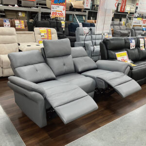 現品限りの超特価！電動ソファが今だけ！¥69,800！中央に収納タイプのテーブル付き。エアレザーで摩擦やキズに強い。
