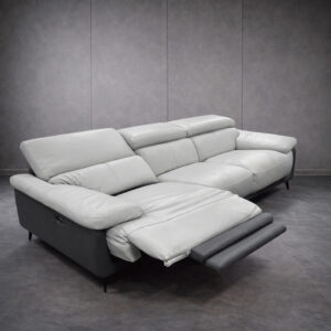 上質な厚革を贅沢に使用した総革張りソファ。 しっとりとした質感と高級感が、空間をワンランク上の印象へ引き上げます。  頭部は角度調整が可能で、座る姿勢やくつろぎ方に合わせて最適なポジションに。 さらに片側には電動リクライニング機能を搭載し、ボタンひとつで足元までゆったり伸ばせる快適設計です。  日常使いからリラックスタイムまで、上質なくつろぎをしっかり支える一台です。