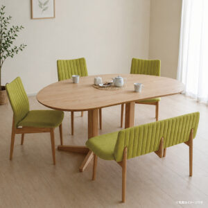 国産テーブルが、まさかの¥50000！子育て世代にぴったりの国産テーブル。 やさしい丸みのある天板で角がなく、小さなお子さまにも安心。 中央脚だからイスの出し入れがしやすく、横からもスッと入り込みやすい設計です。 お部屋のアクセントになる、おしゃれなフォルムも魅力。 毎日の食卓を、もっと快適にしてくれる一台です。