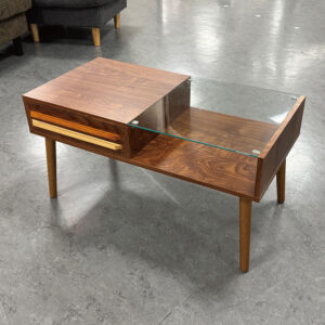 リモコンや小物、出しっぱなしになっていませんか？ 引き出しにサッと収納で、テーブル上すっきり。軽やかデザインで、この価格！木目のあたたかみ＋ガラスの抜け感。 重く見せない、ちょうどいいバランス。