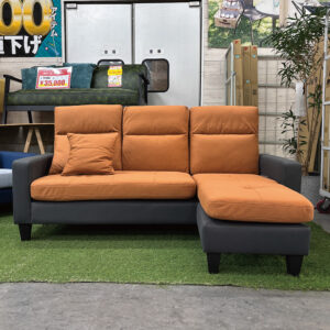 使い勝手のいいオットマン付きソファ。傷・摩擦に強いエアレザー素材使用。座面入れ替えで左右のカウチスタイルで使用可能。この価格は今だけ！