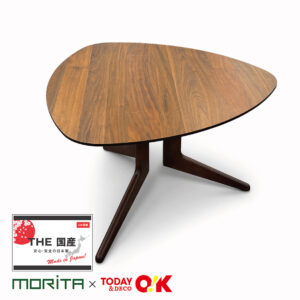 上質な木目を引き立てるために、厳選された素材を使用したこだわりの一台。  角のないやわらかなフォルムで、空間に圧迫感を与えず、やさしい印象に。  コンパクトながら、一人ひとりのスペースをしっかり確保できる 使い勝手の良いミニマム設計です。  さらに、脚は「点」ではなく「面」で支える構造。 高い安定感と強度を実現しています。  通常￥148,000クラスの品質を、今回は特別価格￥30,000でご提供。  このクオリティでこの価格、在庫限りのため早い者勝ちです。