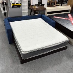 豪快な広々空間のクイーンサイズベッド。クッションのサイドボードがやさしくガード。サイドボードは組み合せ自由な取り外し可能タイプ。ベッドフレーム市場価格¥140.000→¥70.000！今だけ！この値段！ベッドフレーム、マットレス単品でもご購入可能です。