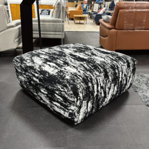 幅96cmのビッグサイズスツール！座る・置く・くつろぐマルチ用途。モノトーンでどんなソファにも合わせやすい！白黒のランダム柄で汚れが目立ちにくいです。