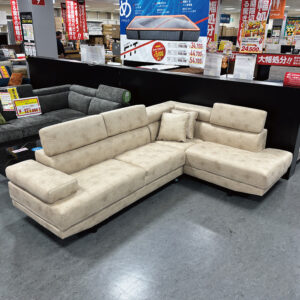 家族でゆったり座れるカウチソファがこの価格で！傷・摩擦に強いエアレザー素材使用！角度調整ができるヘッドレスト。高級感と機能性を両立させたデザイン。