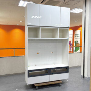 安心の国産TVボード。光沢のある塗装仕上げ。収納・ディスプレイ・配線のしやすさまで考えられた設計です。光沢感のあるパールホワイト仕上げで、お部屋を明るく清潔感のある印象に。 壁面収納として空間を有効活用できる一台です。