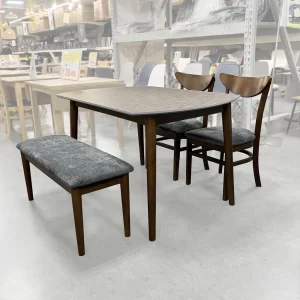 ヘリンボーン柄の斬新なパターンが目を惹くテーブルに、座り心地を追求したチェアとベンチを組み合わせた4人掛けダイニングセット！天板にはキズや汚れ、熱にも強いメラミン素材を採用しているためお手入れも簡単◎毎日のお食事を安心して、長くお楽しみいただけます♪