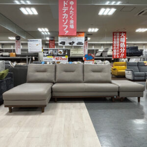 通気性・吸湿性のある本革を使用。なめらかな肌触りと高級感が魅力のカウチソファ。 使うほどに味わいが増し、長く愛用できる一台です。背もたれは程よい高さとクッション性で、しっかり体を支えながらも圧迫感を抑えた設計。